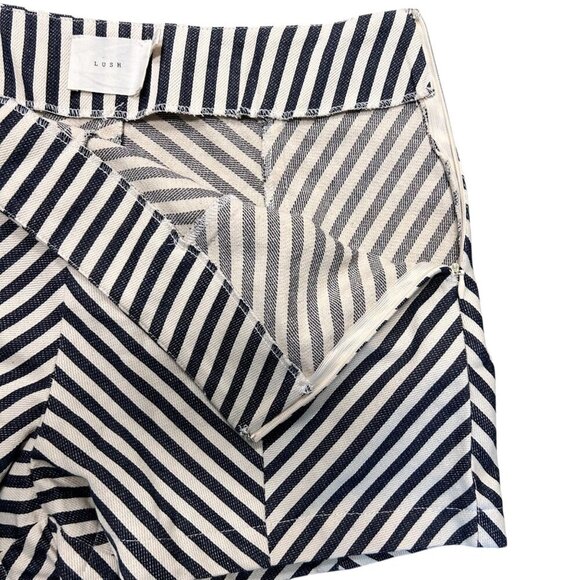 2/$30 Lush Medium Striped Shorts Casual Coastal Preppy Americana - Picture 3 of 4